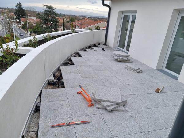Pose des dalles sur plots réglables – Sept Étanchéité Services, Toulouse