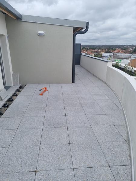 Terrasse sur plots le long d'un muret courbe – Sept Étanchéité Services, Toulouse